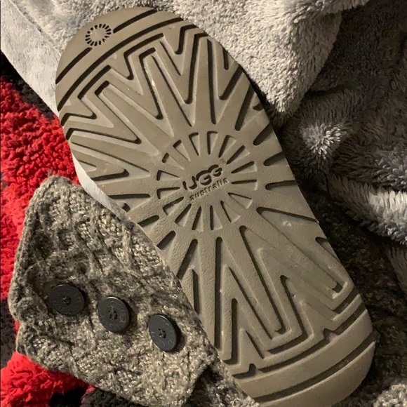 Lightly worn grey Cardy Uggs. - Picture 2 of 2